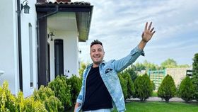 Ipostaza în care a fost surprins Valentin Sanfira, la o lună de la accidentul care l-a pus în scaun cu rotile: „Și-a revenit băiatul meu”